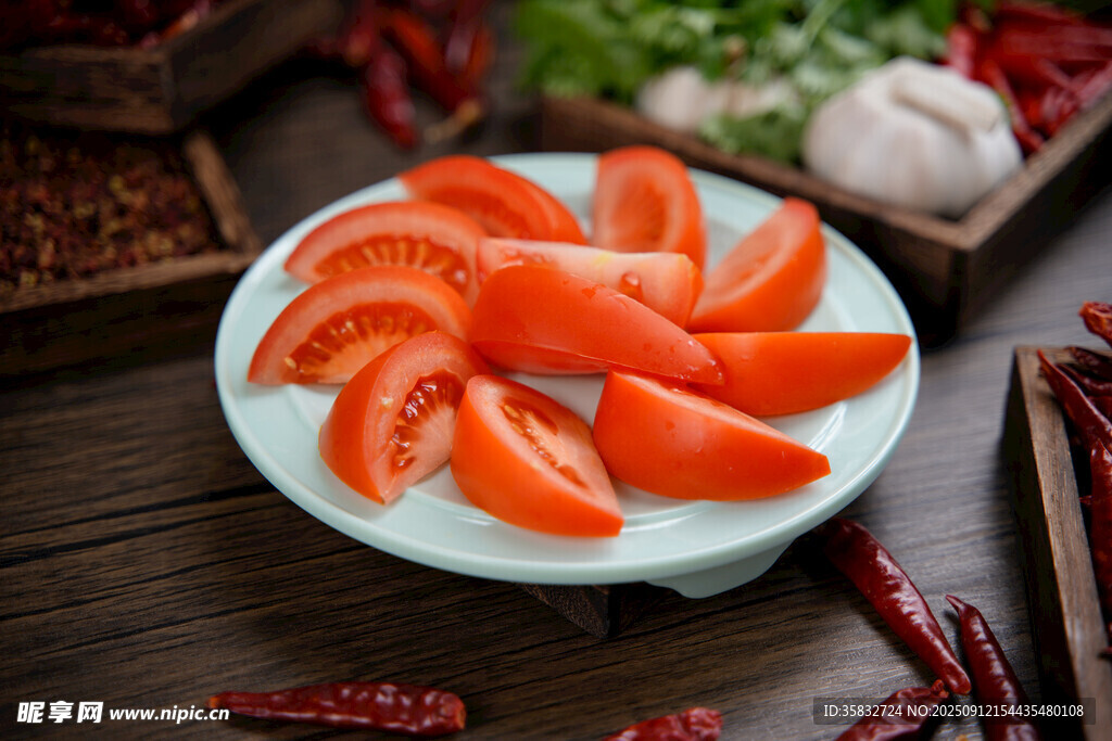 新鲜番茄切片摆盘