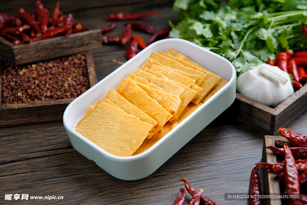 方形盘中的美味金黄豆腐皮