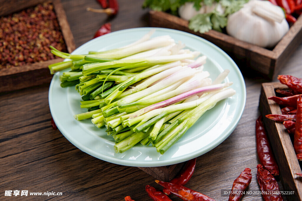 新鲜小葱摆于盘中