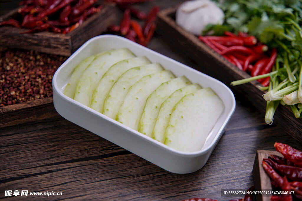 白盘装切好的冬瓜片