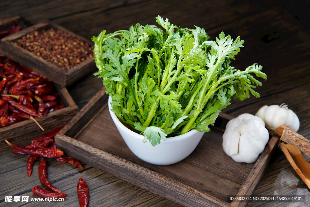 新鲜茼蒿与多样香料