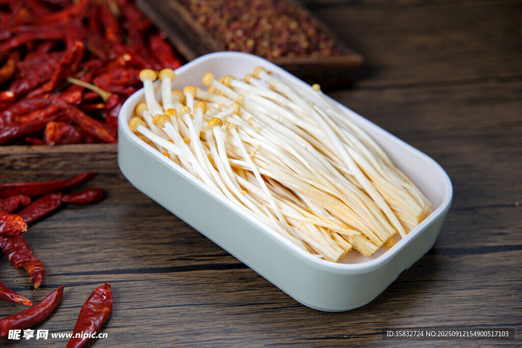 盒装金针菇与红辣椒