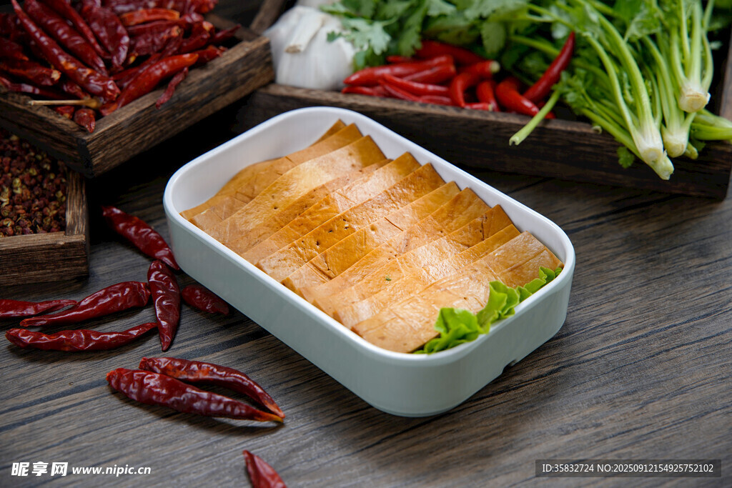 方形盘中美味诱人的豆干