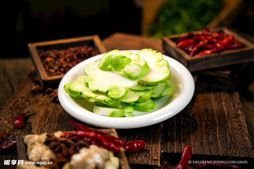 鲜嫩青菜摆于古朴木桌