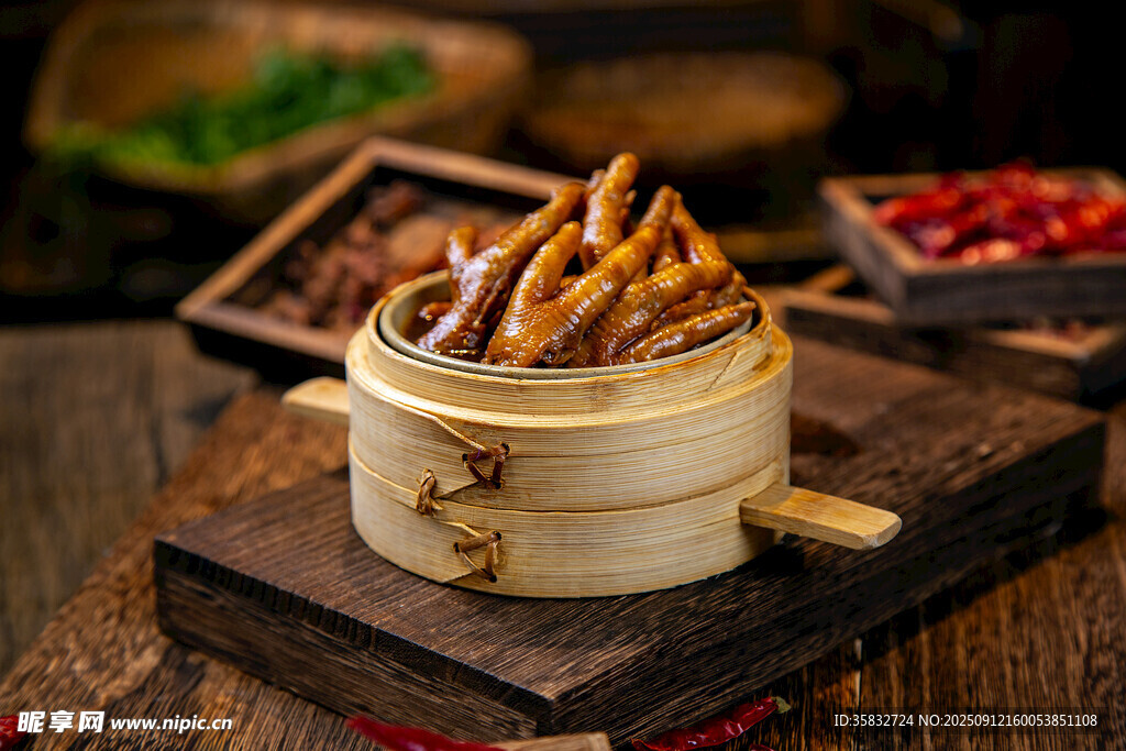 竹制容器中的美味卤味