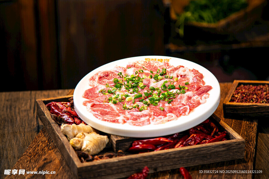 鲜嫩牛肉片火锅食材