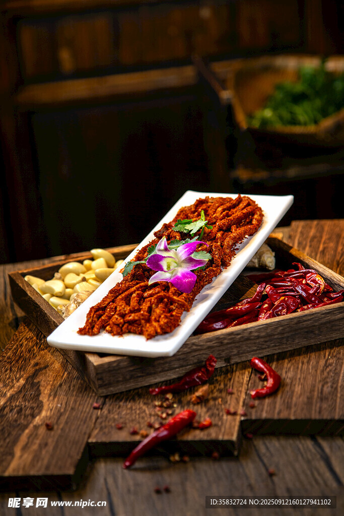 摆放在古朴木桌上肉条