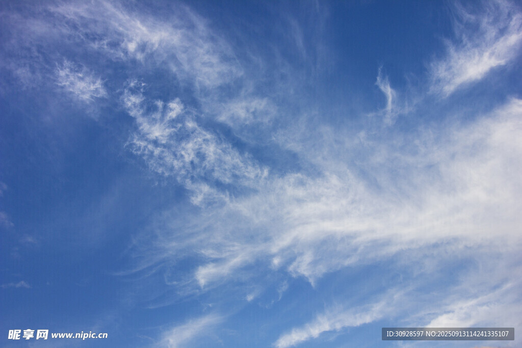 蔚蓝天空中的飘逸云彩