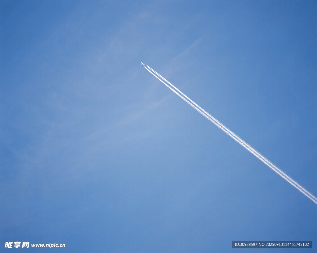 蓝天中飞机留下的航迹