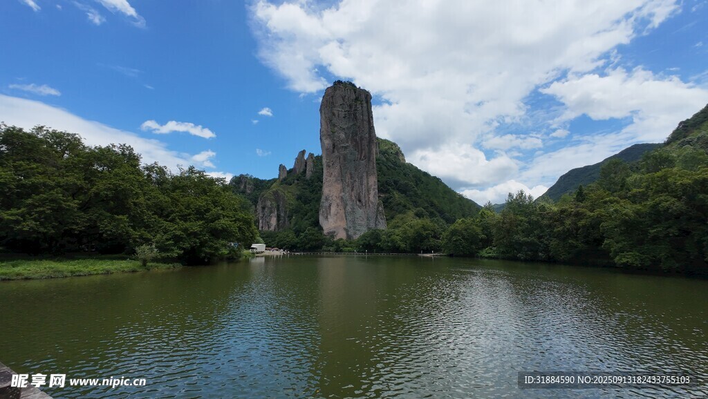 湖畔孤峰自然秀丽风光