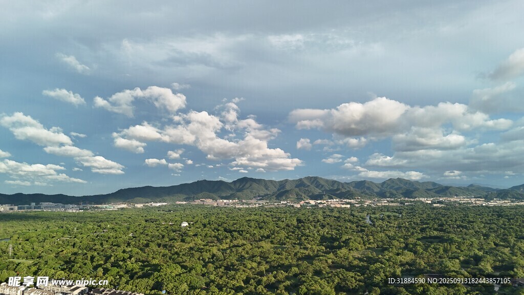 青山绿野间的蓝天白云