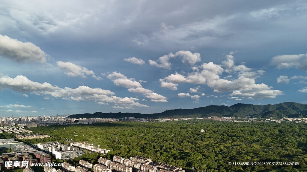 俯瞰绿野蓝天与远山美景