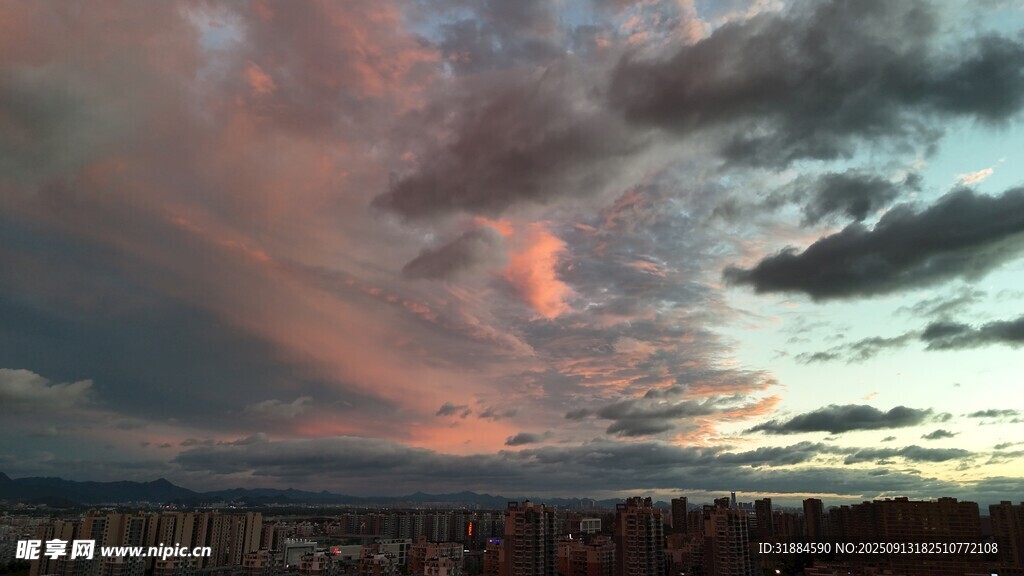 绚丽晚霞下的城市天际线