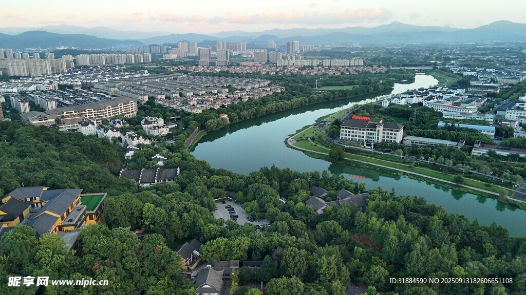 城市河畔风光鸟瞰图