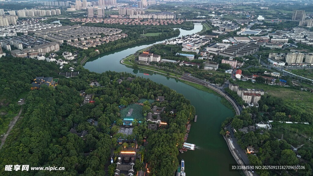 城市河畔风光鸟瞰图