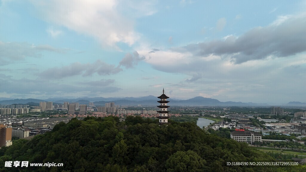 山顶宝塔俯瞰城市美景