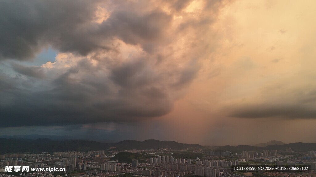 夕阳穿透云层的壮丽景观