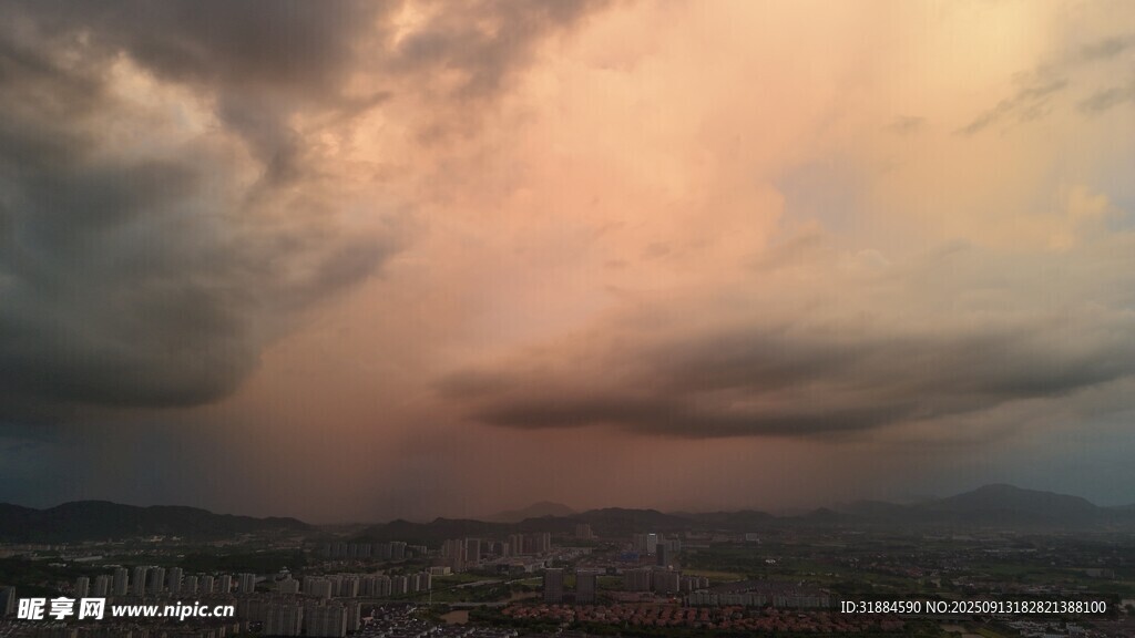 黄昏时分的壮丽云层景观