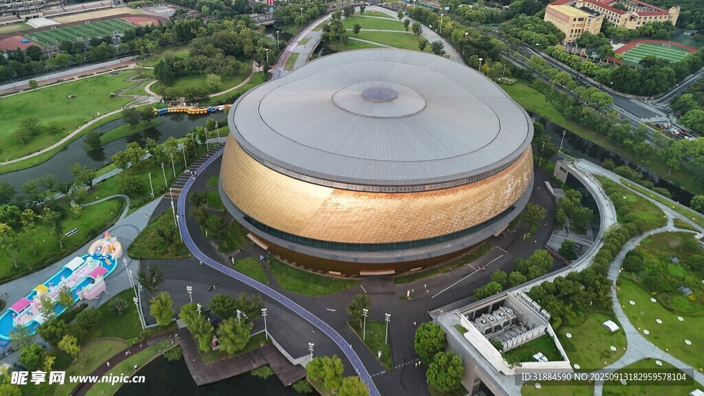 独特圆形建筑俯瞰景观