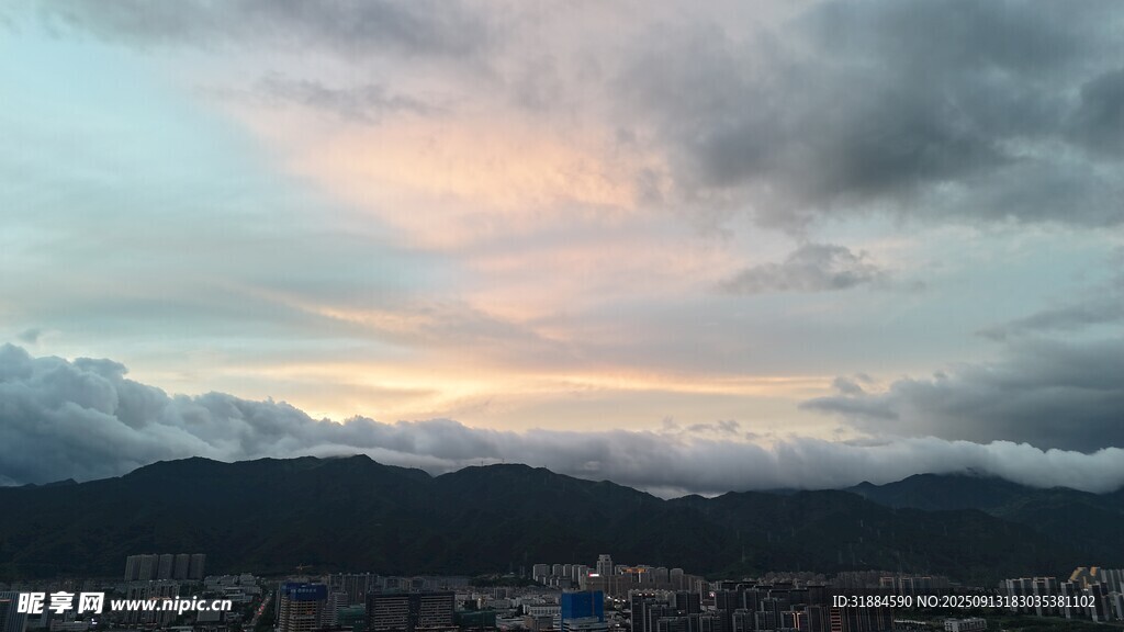 黄昏时分的壮丽天空景色