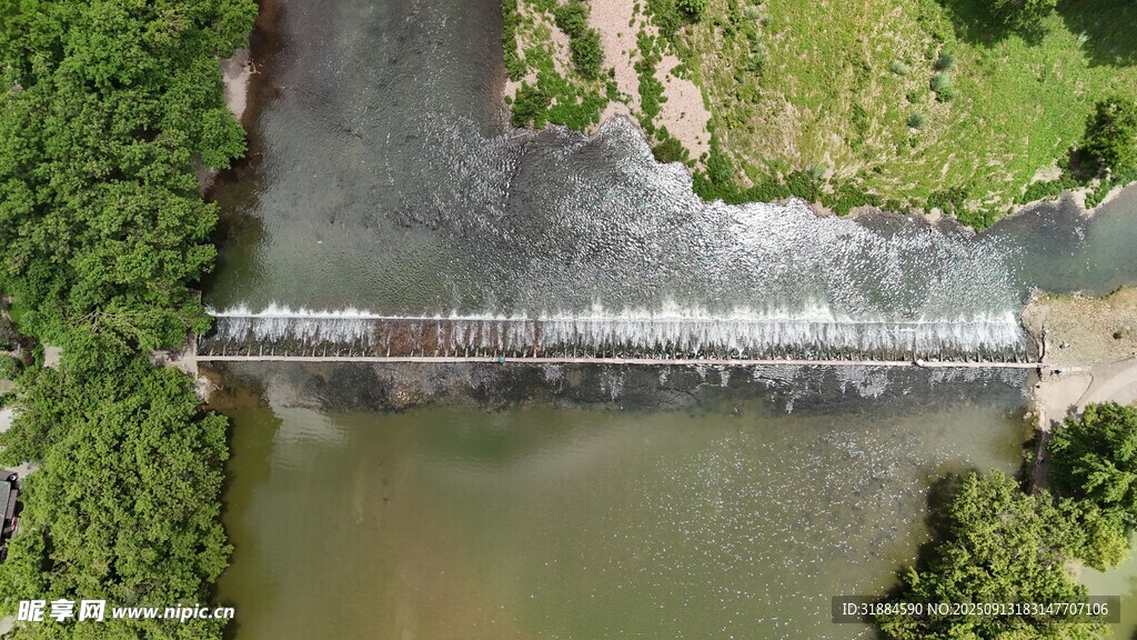 空中俯瞰河流上的水坝