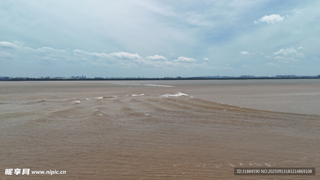 广阔沙滩与天际线景观