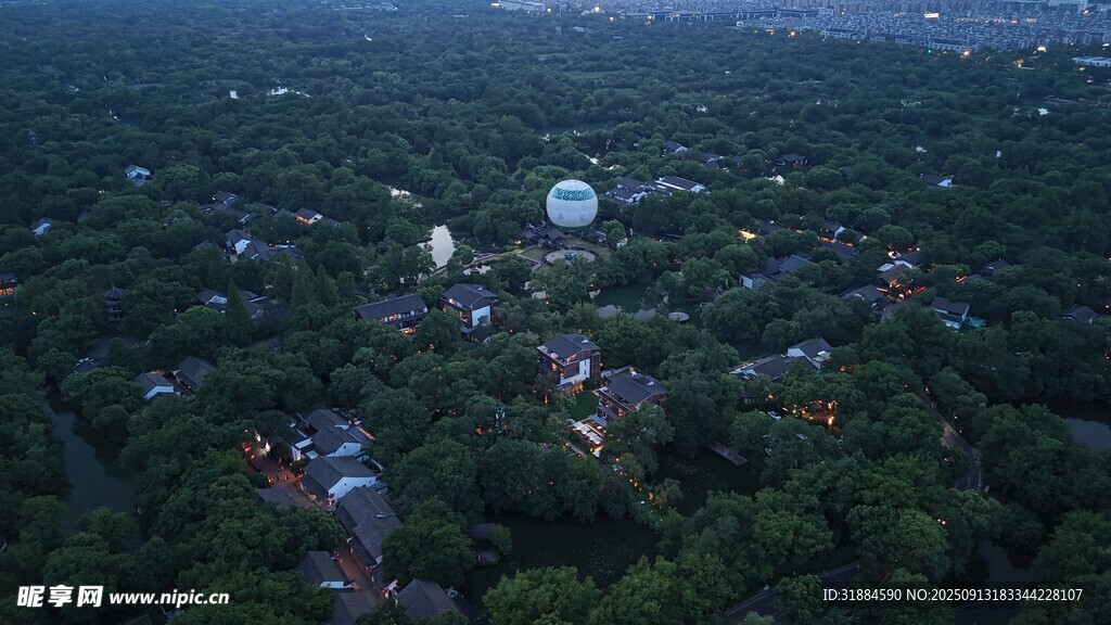 俯瞰绿意盎然的村落景观