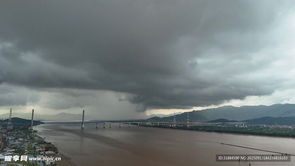 乌云笼罩下的壮阔江面