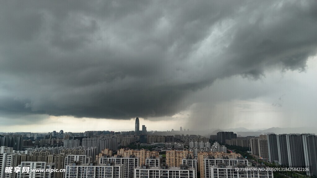 乌云笼罩下的城市天际线