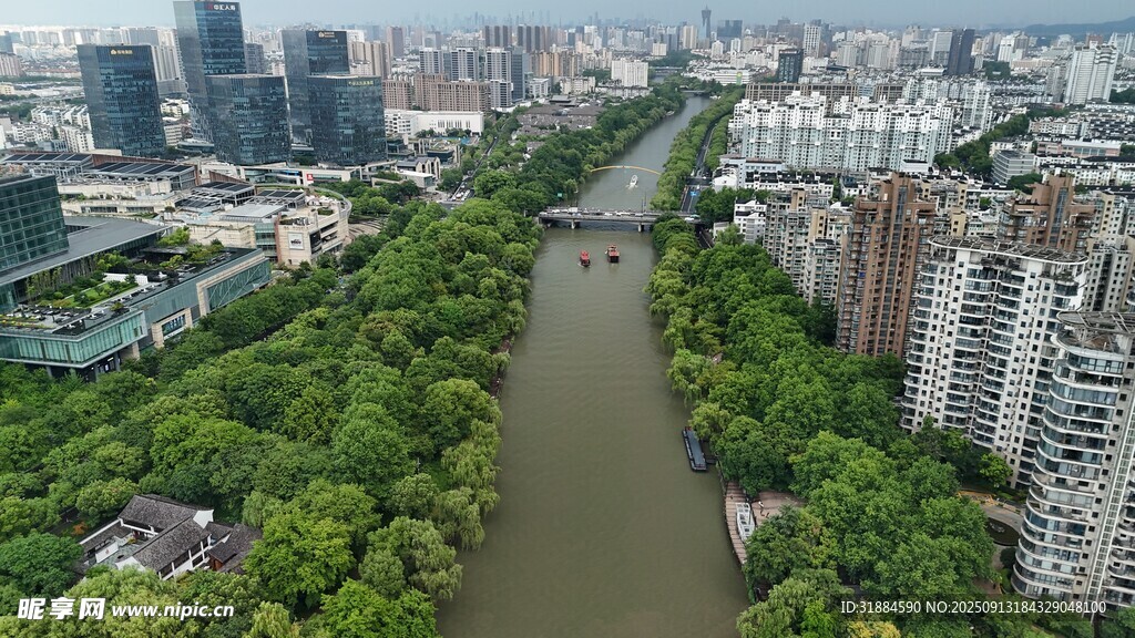 城市河畔绿意盎然景观