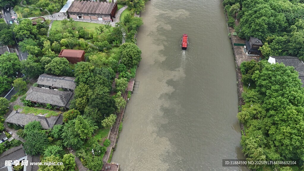 俯瞰河流与两岸绿植景观