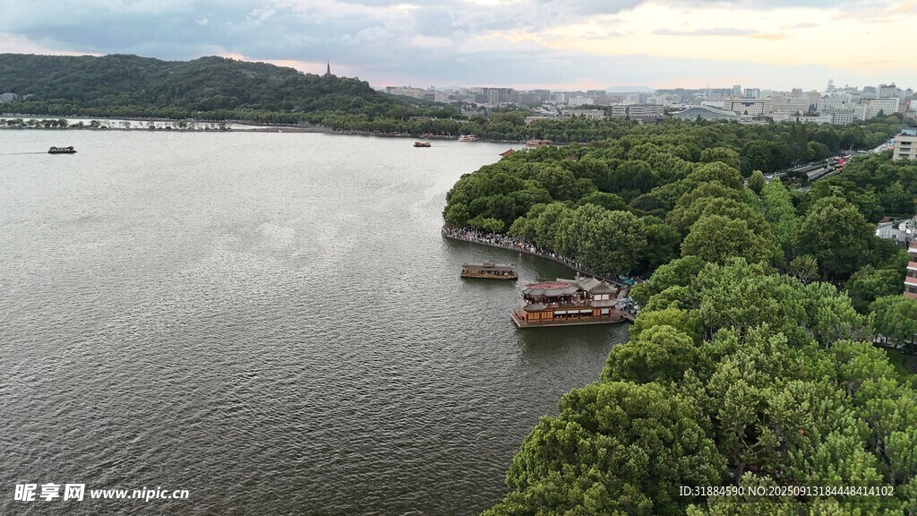 湖畔绿意盎然的秀丽风光