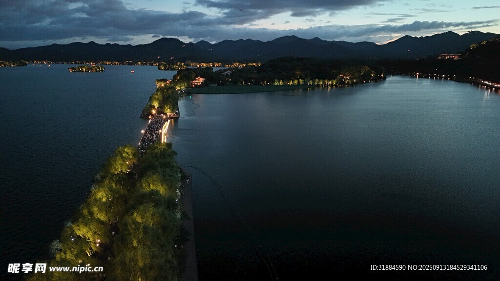 湖畔夜景璀璨灯光映山水