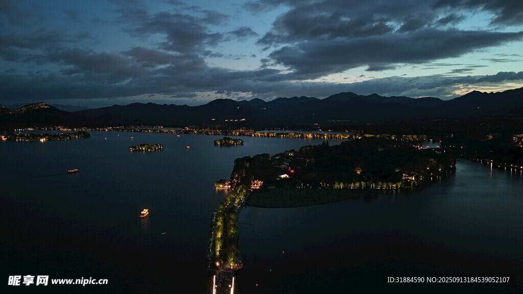 夜幕下的城市滨水景观