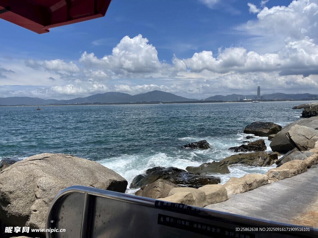 海边公路旁的壮阔海景