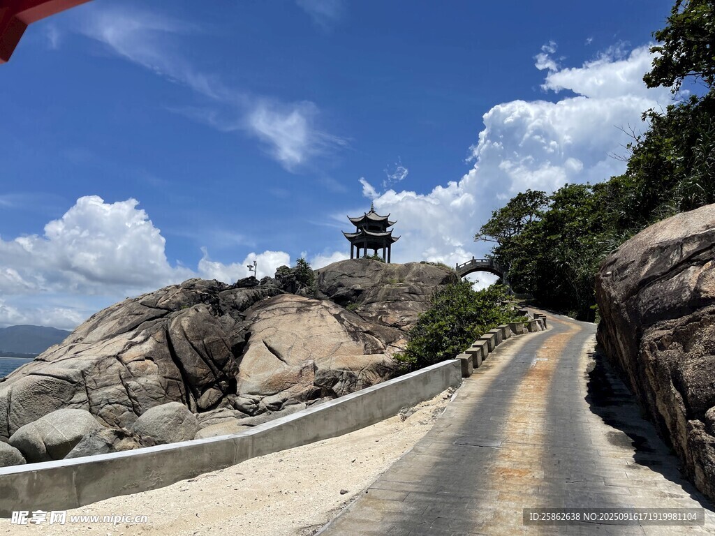 海边蜿蜒公路与观景塔