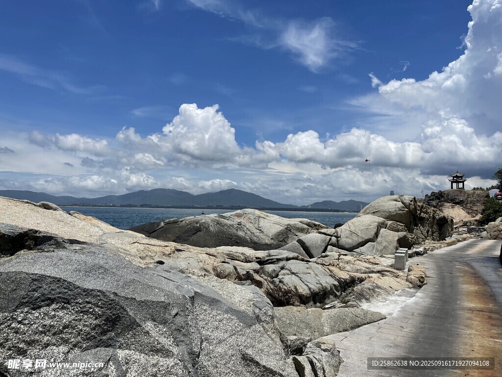 山间石径旁的壮美风光