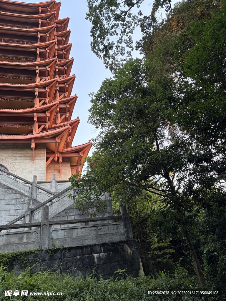 古色古香塔楼隐于绿树间