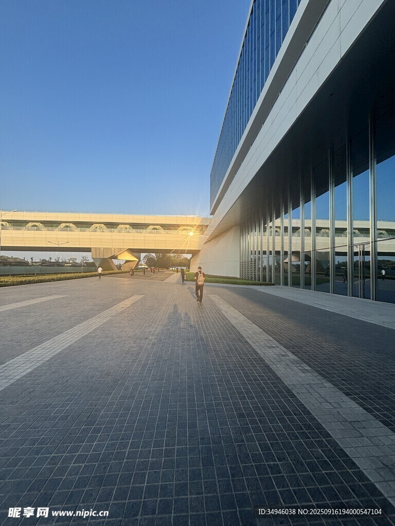 现代建筑前的开阔广场