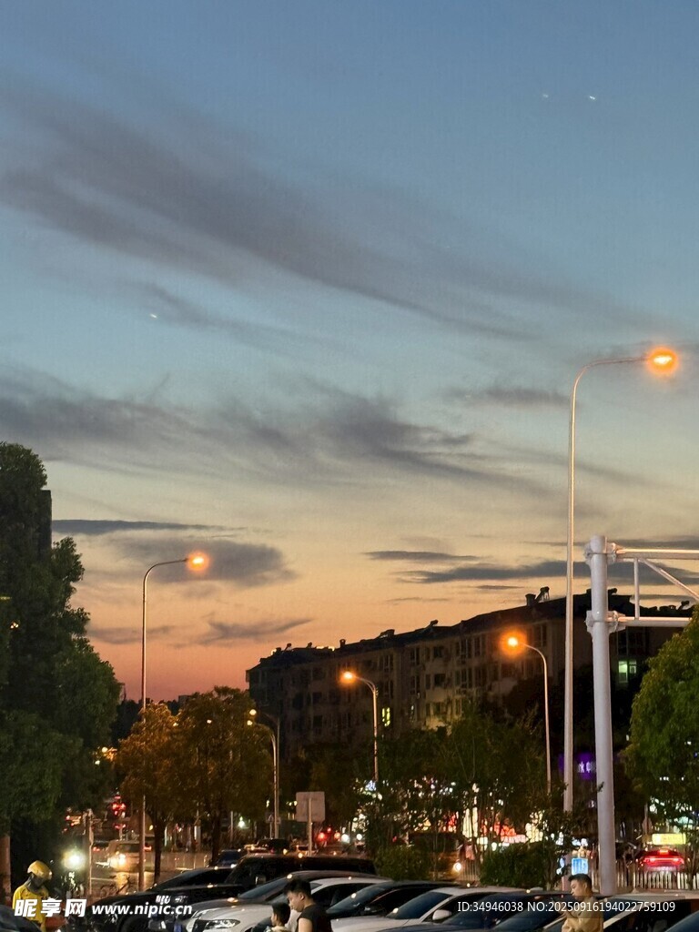 黄昏时城市停车场景象