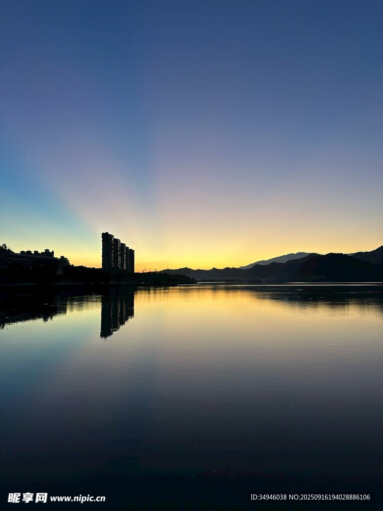 湖畔黄昏美景
