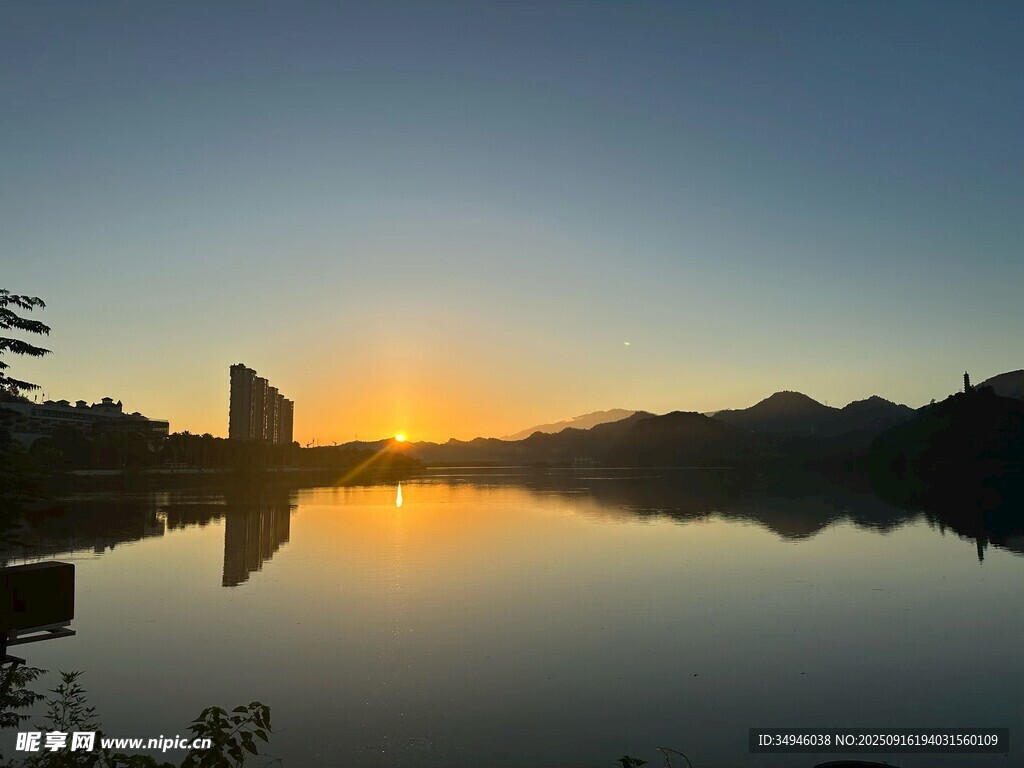 湖畔日落美景