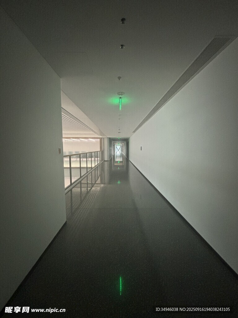 空旷走廊的现代建筑空间