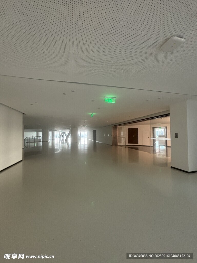 空旷宽敞的室内走廊空间