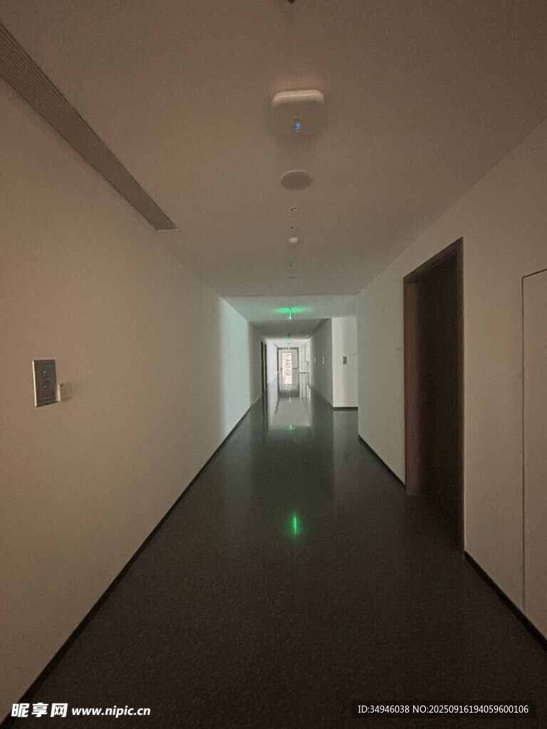 空旷走廊内部场景
