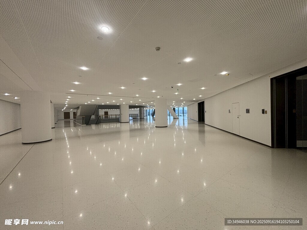 现代宽敞明亮的室内走廊