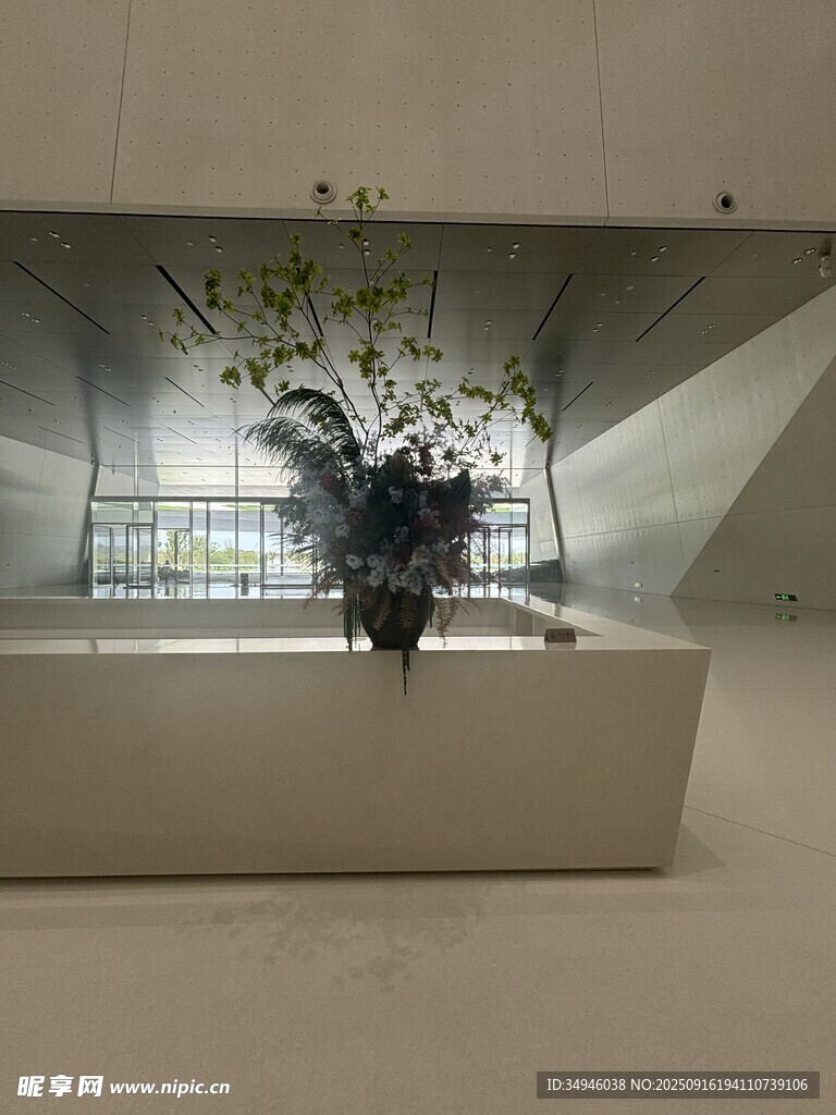 室内现代风格插花艺术展示