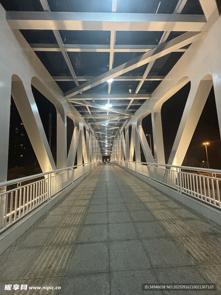 夜晚桥梁内部通道景观