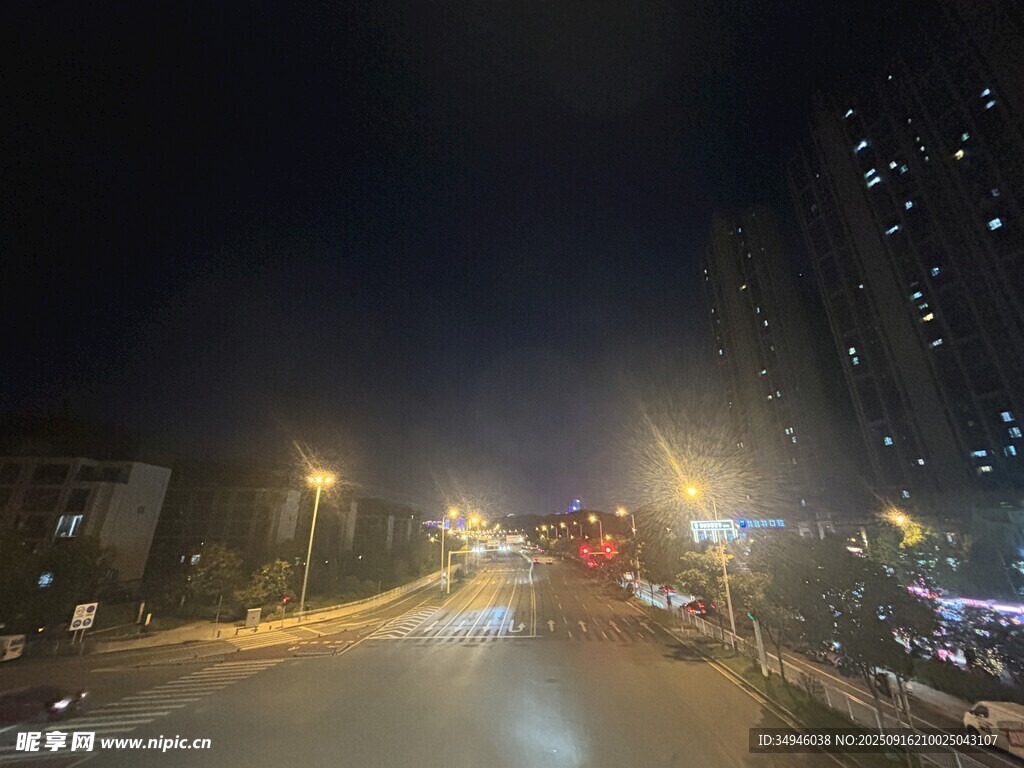 城市夜晚街道车流景象