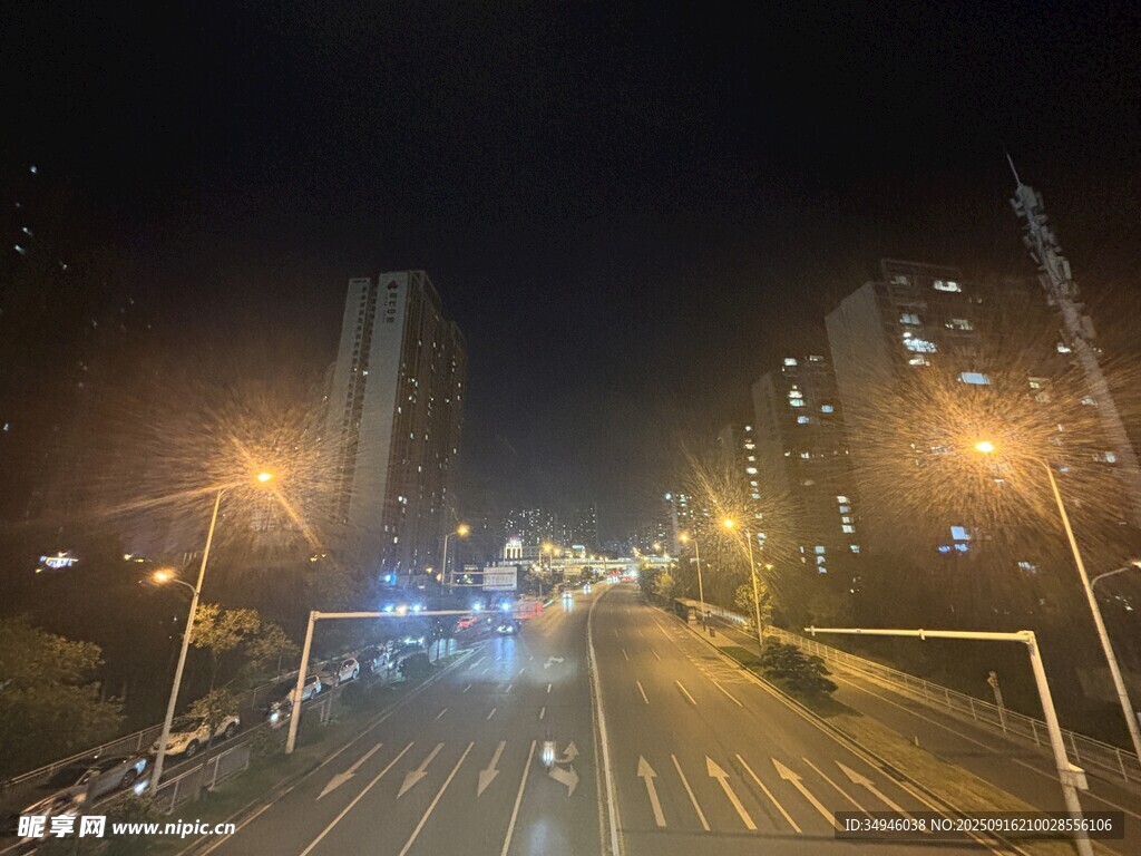 城市夜晚街道灯光景象